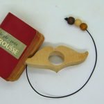 bague-de-lecture-moustache-option-bois-presentation